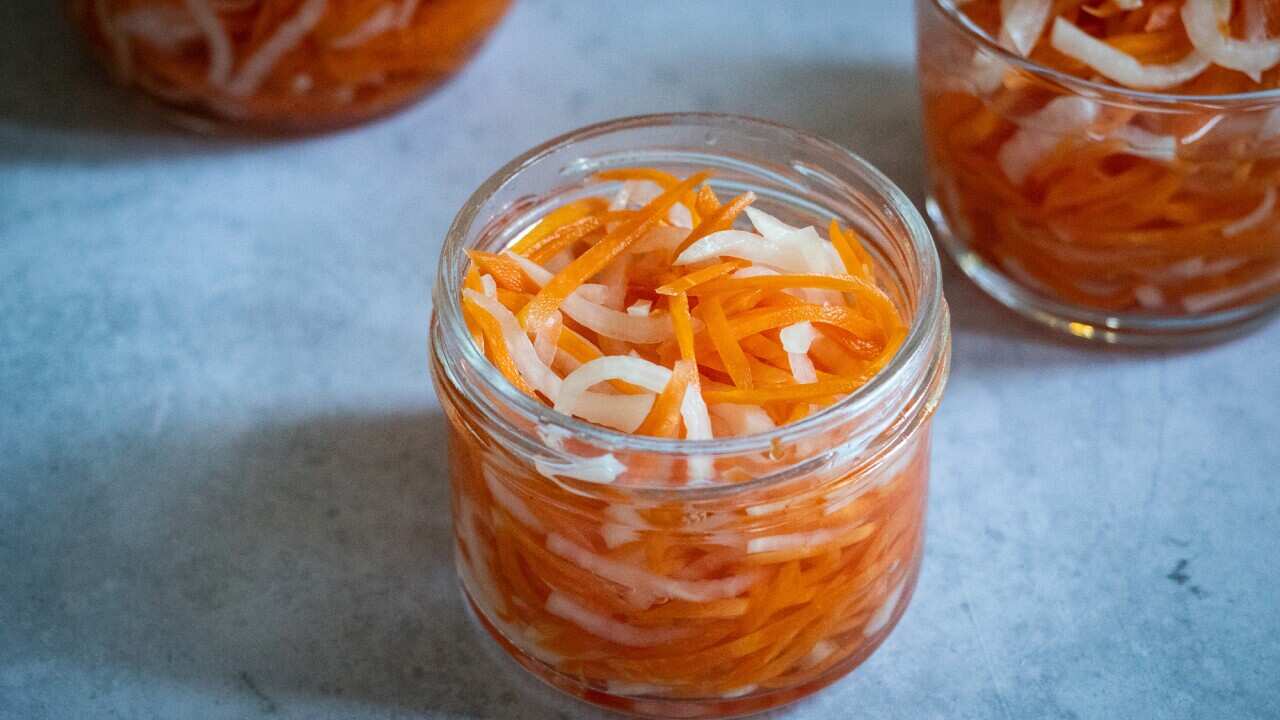 Carrot and daikon pickle (do chua)