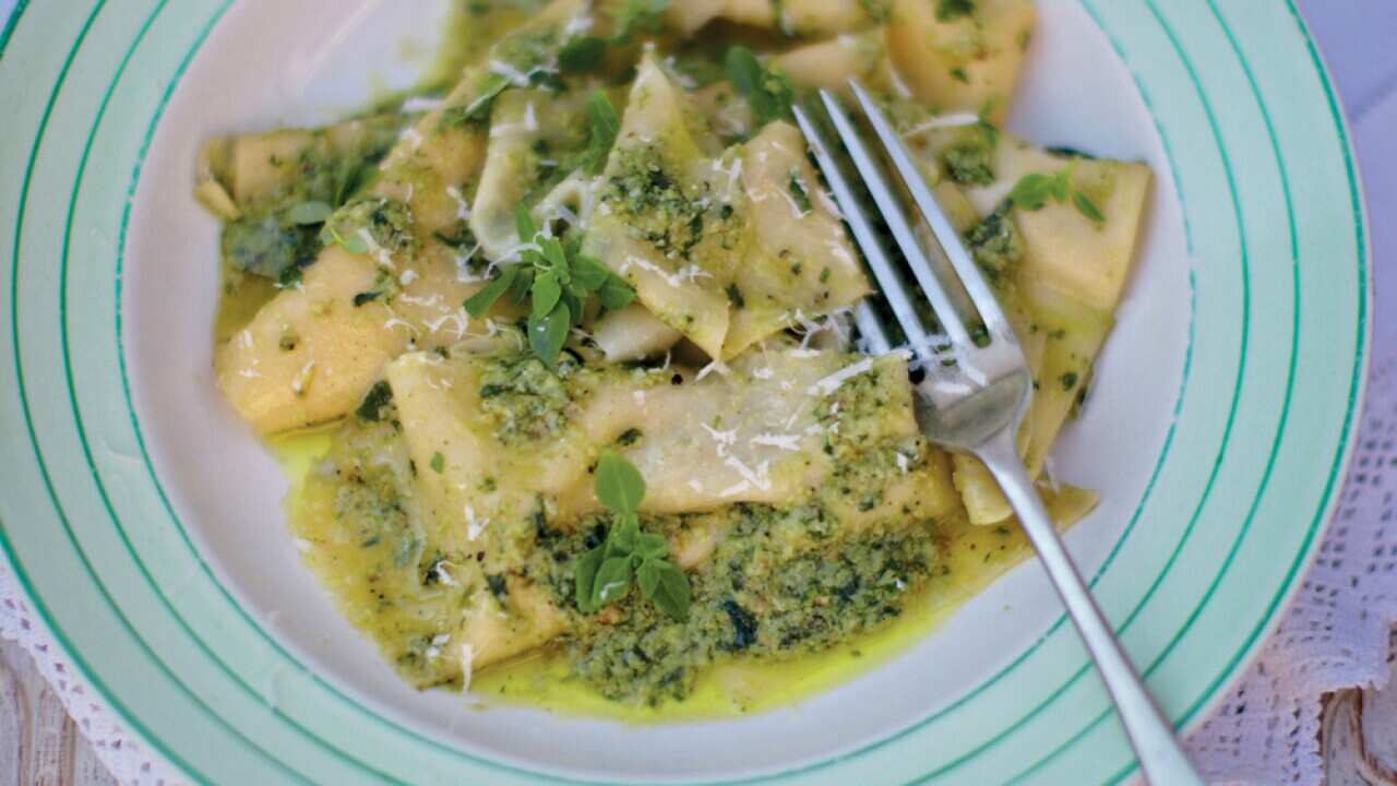 Silk handkerchief pasta with pesto (mandilli di seta)