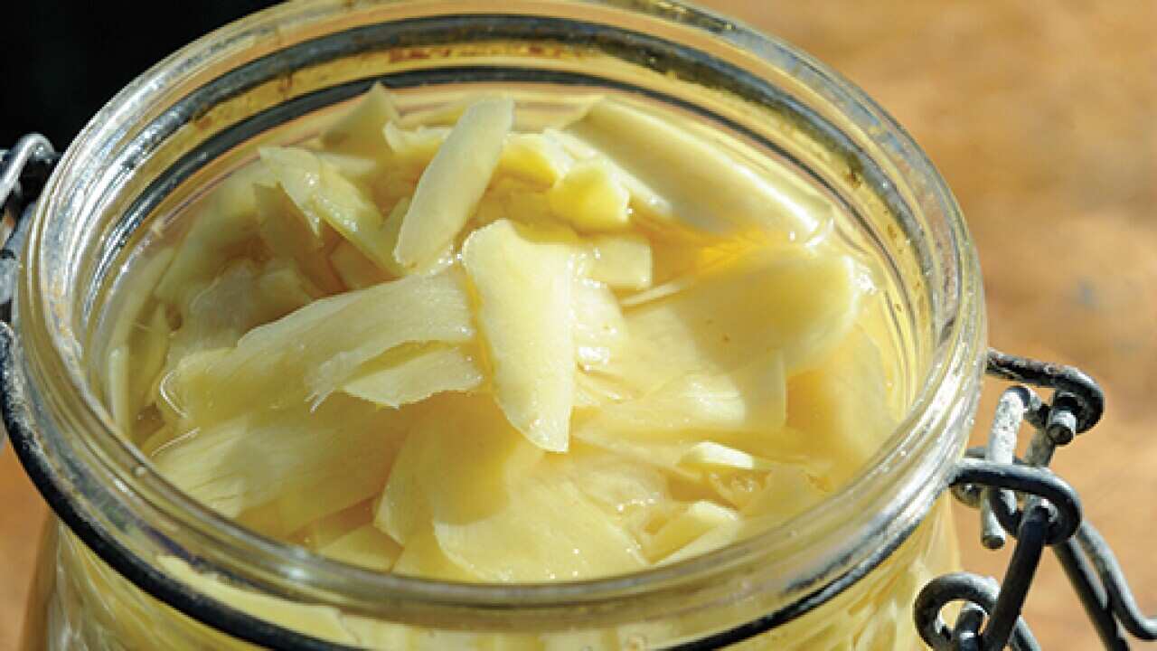 Thinly sliced ginger pickles