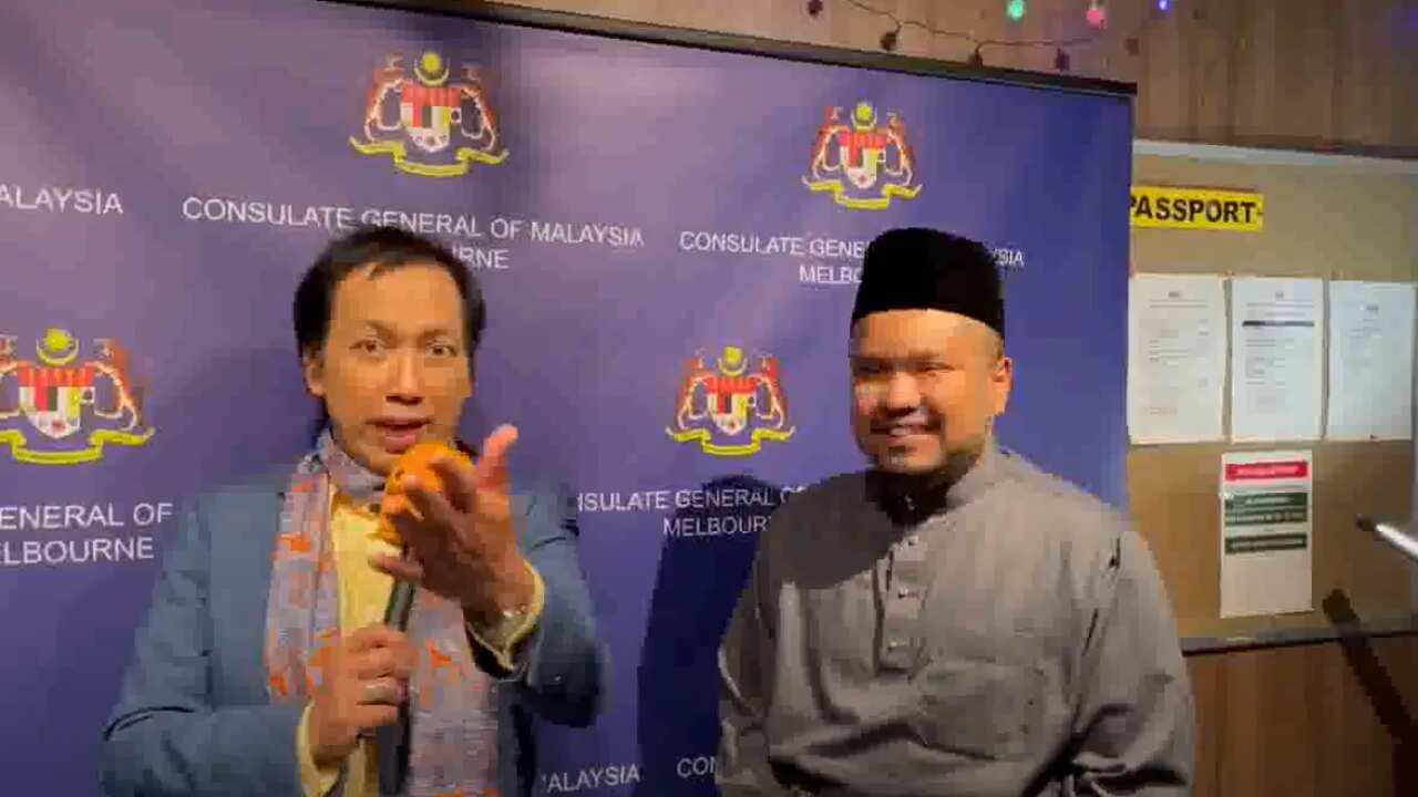 Zaini Ahmad menemubual Konsul Jeneral Malaysia di Melbourne, Nik Muhammad Nasyron Syah Nik Daud .pc.png