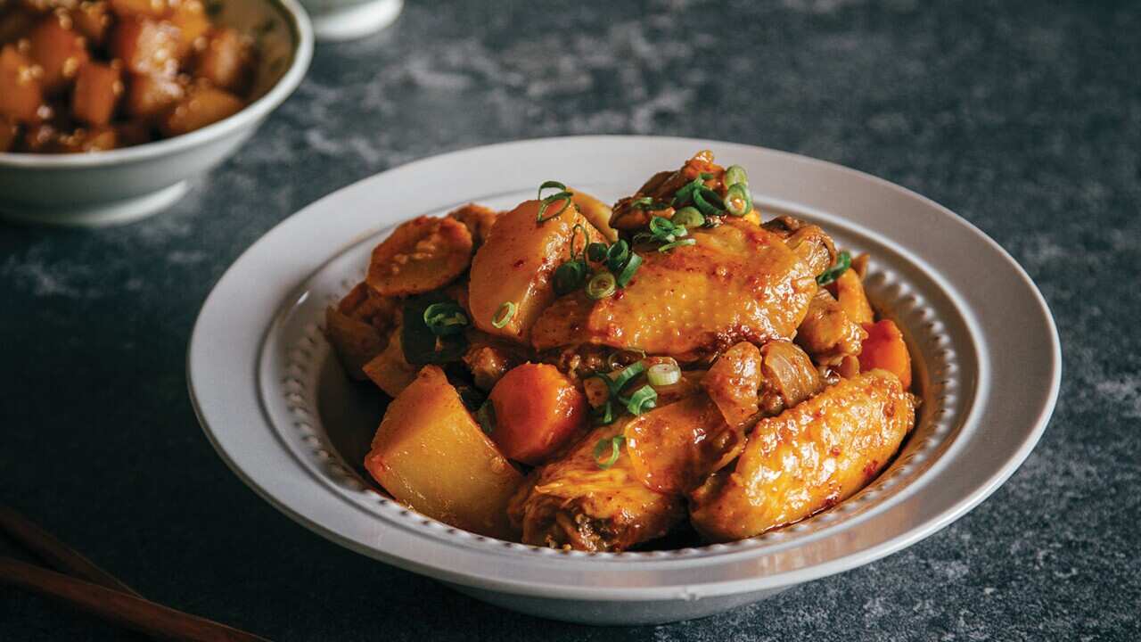 Spicy chicken and potato stew (dak tori tang)