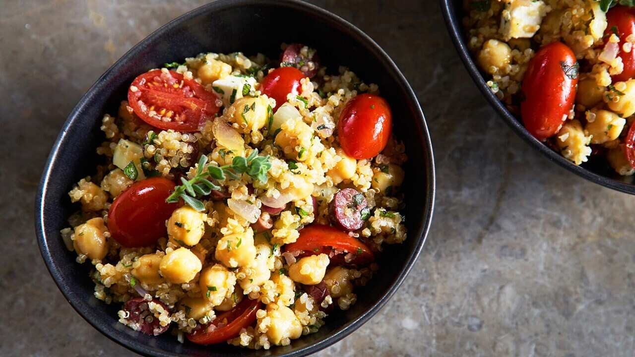 Quinoa-chickpea salad (Revithosalata)