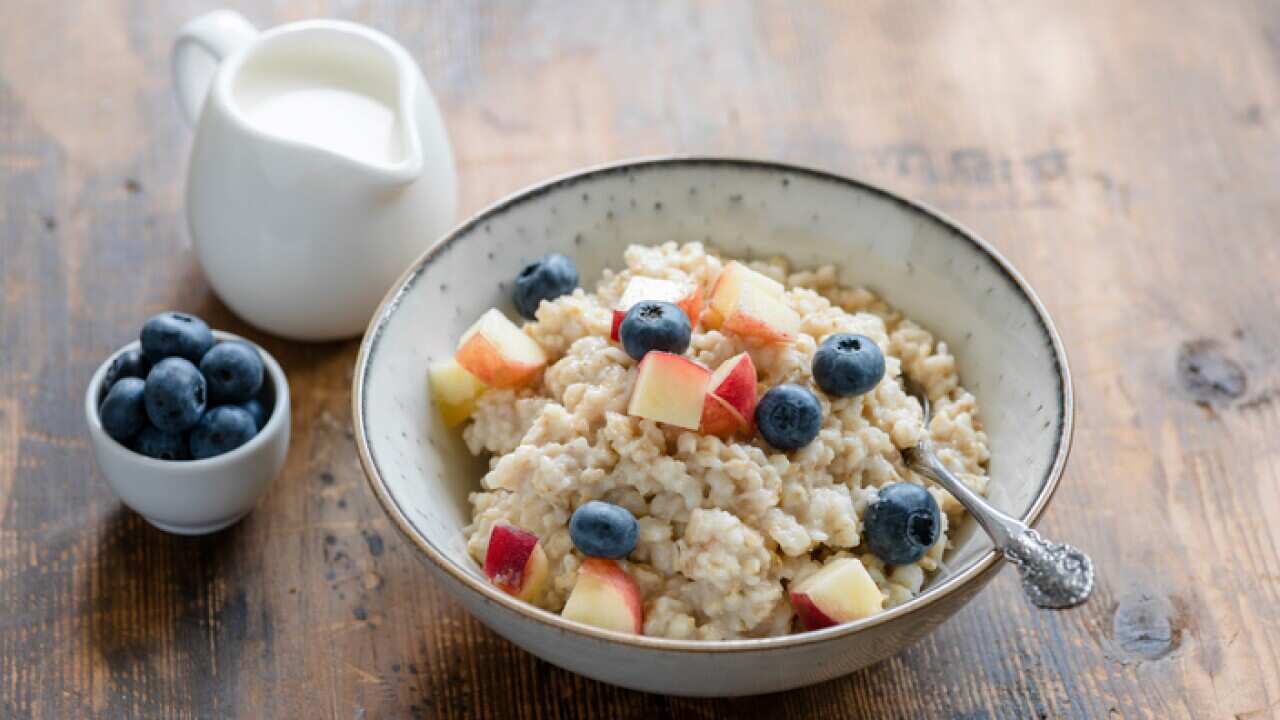 Oatmeal porridge with blueberries and peach