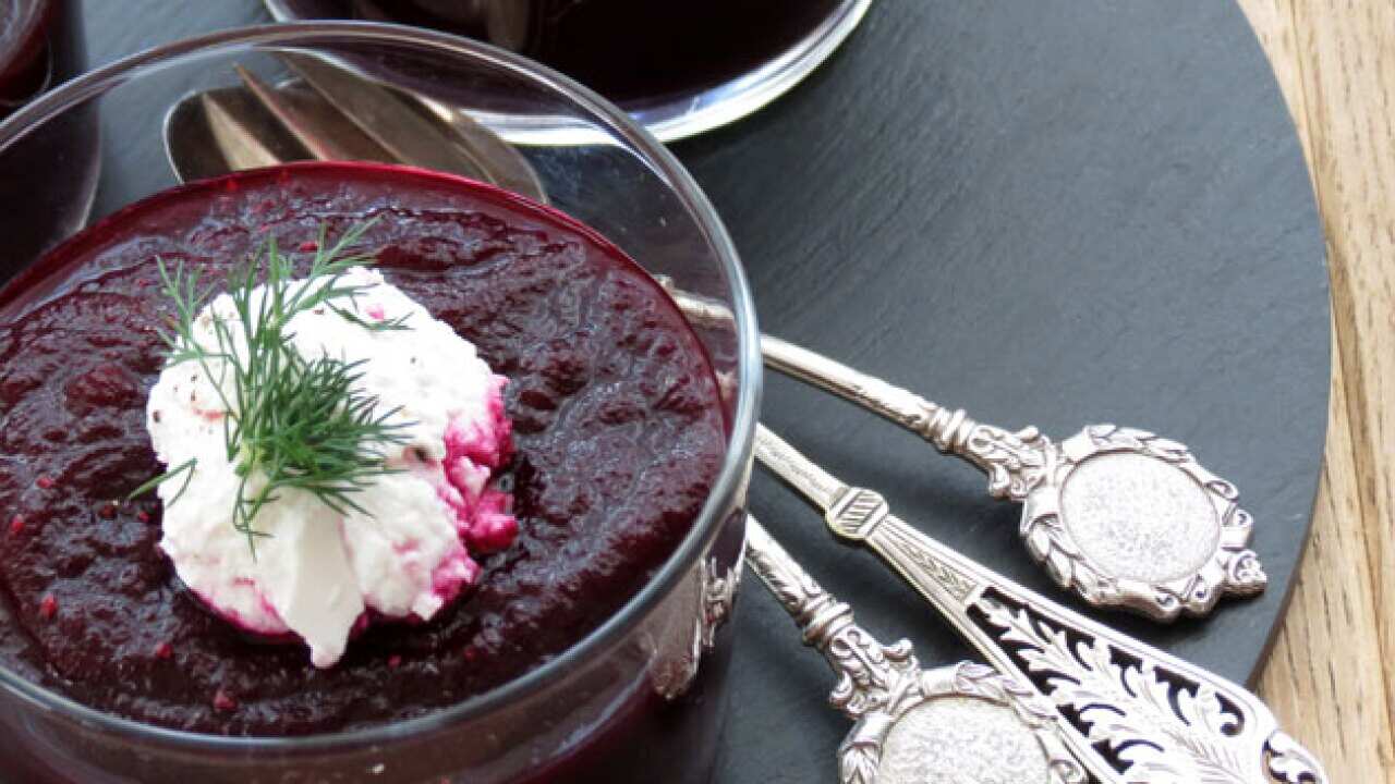 beetroot-soup_367034722