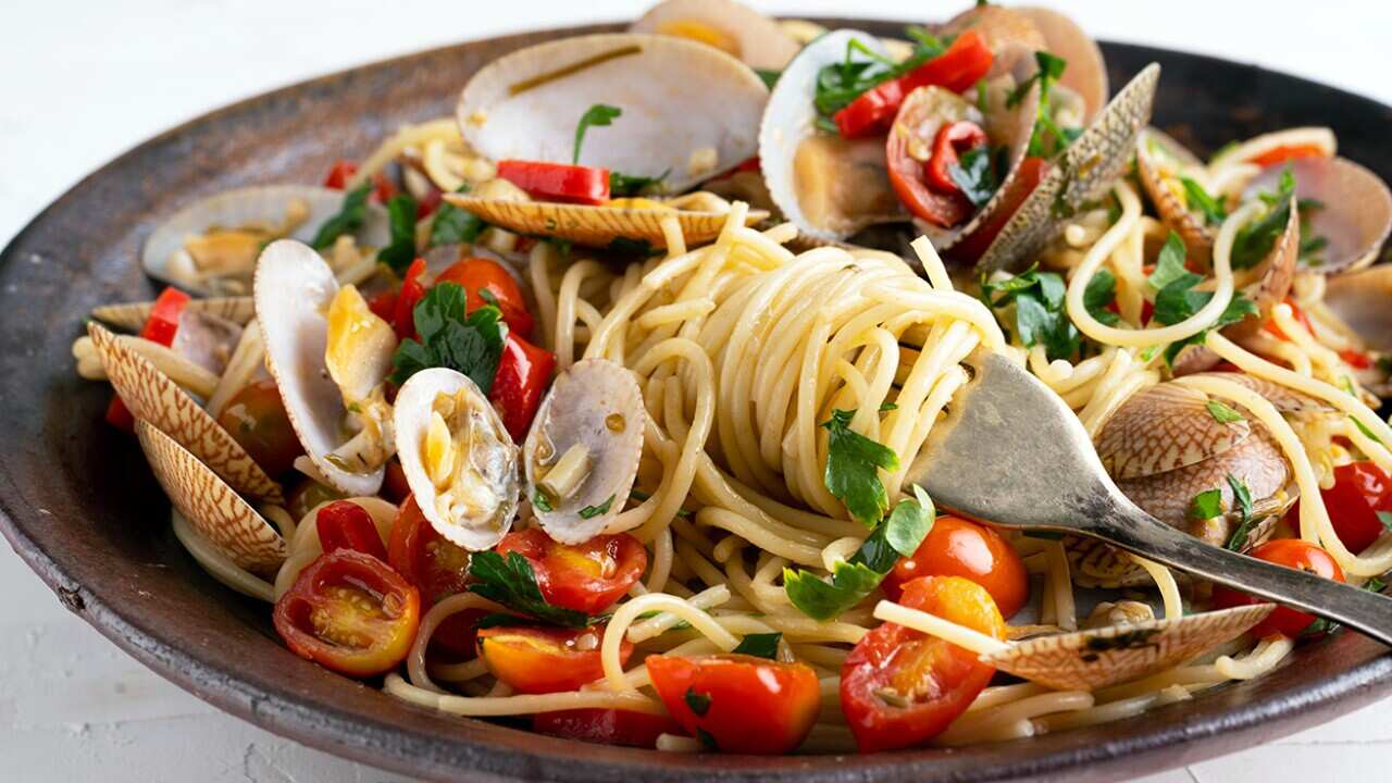 •	350 g (3/4 packet) of spaghettini or linguine •	about 4 tbsp good quality extra virgin olive oil •	2 garlic cloves •	1 red chilli (or half, according to what heat intensity you prefer) •	about 1/3 cup parsley (leaves and the tender bits of the stalks)  