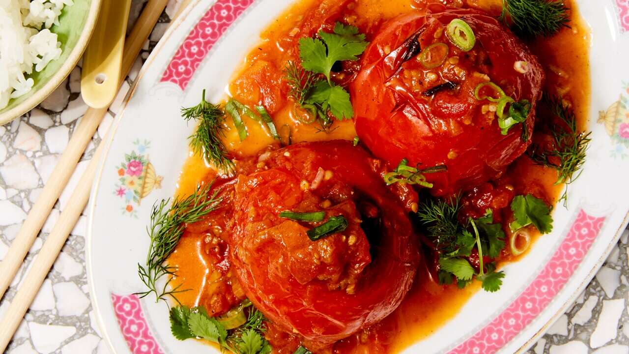 Pork-stuffed tomatoes with dill