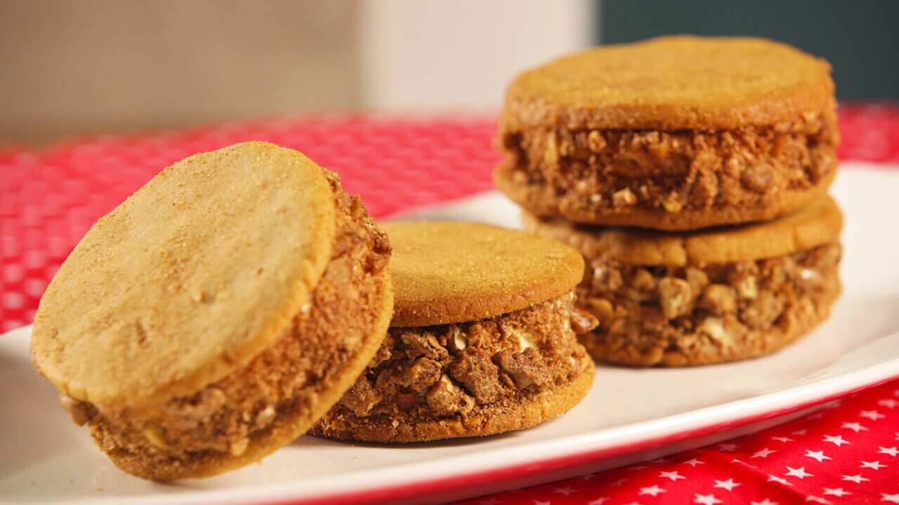 Caramel ice-cream biscuits