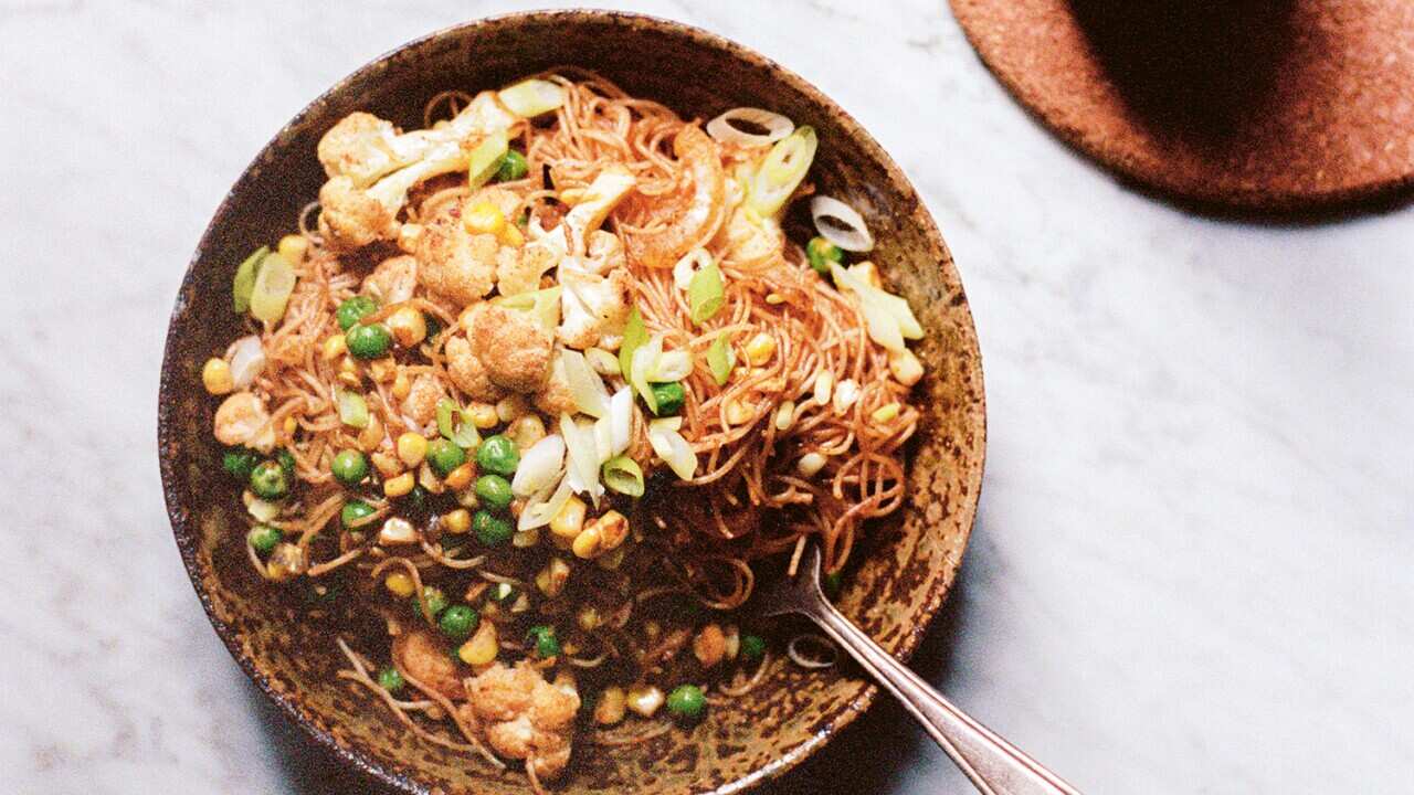 Shawarma ‘Singapore’ noodles with corn and cauliflower