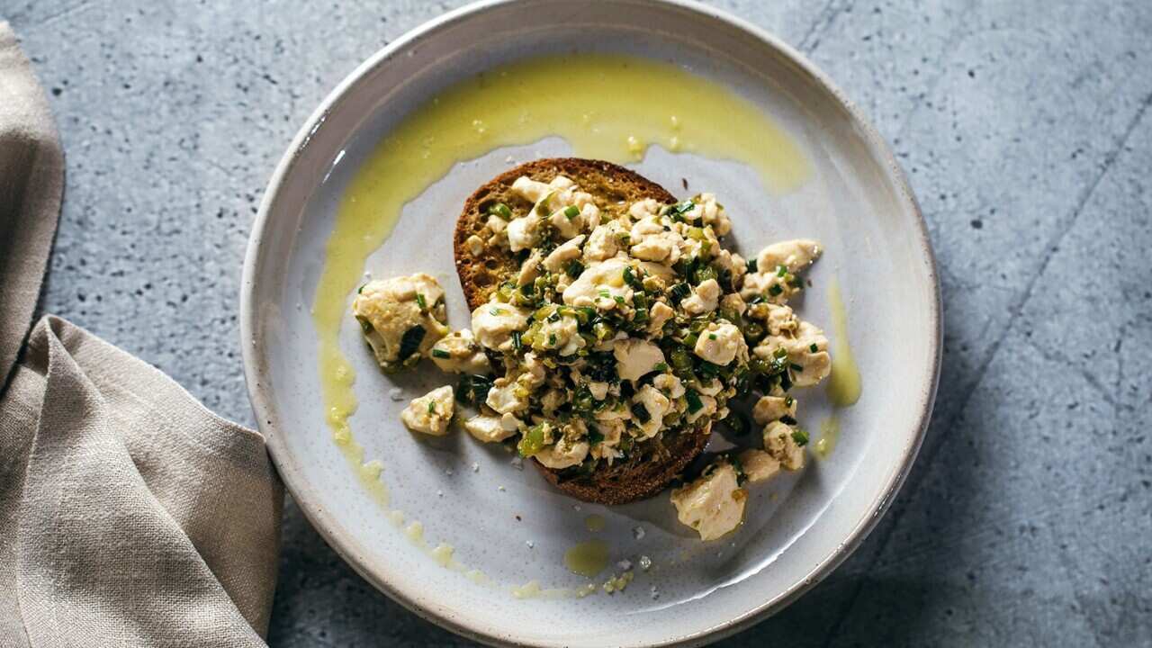 Scrambled tofu with toast