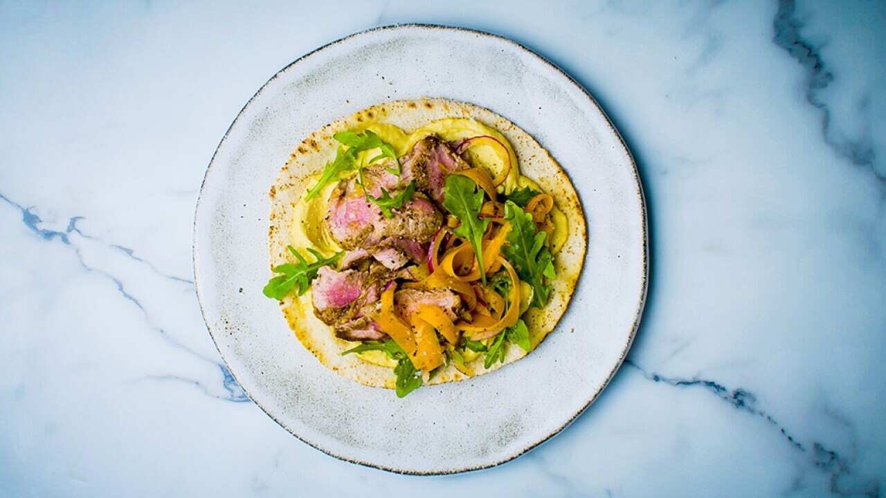 Sliced lamb steaks with flatbreads