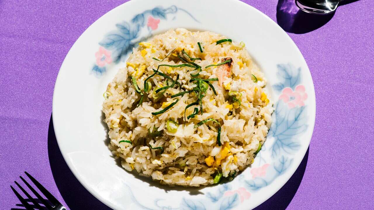 Crab fried rice (khao pad pu)