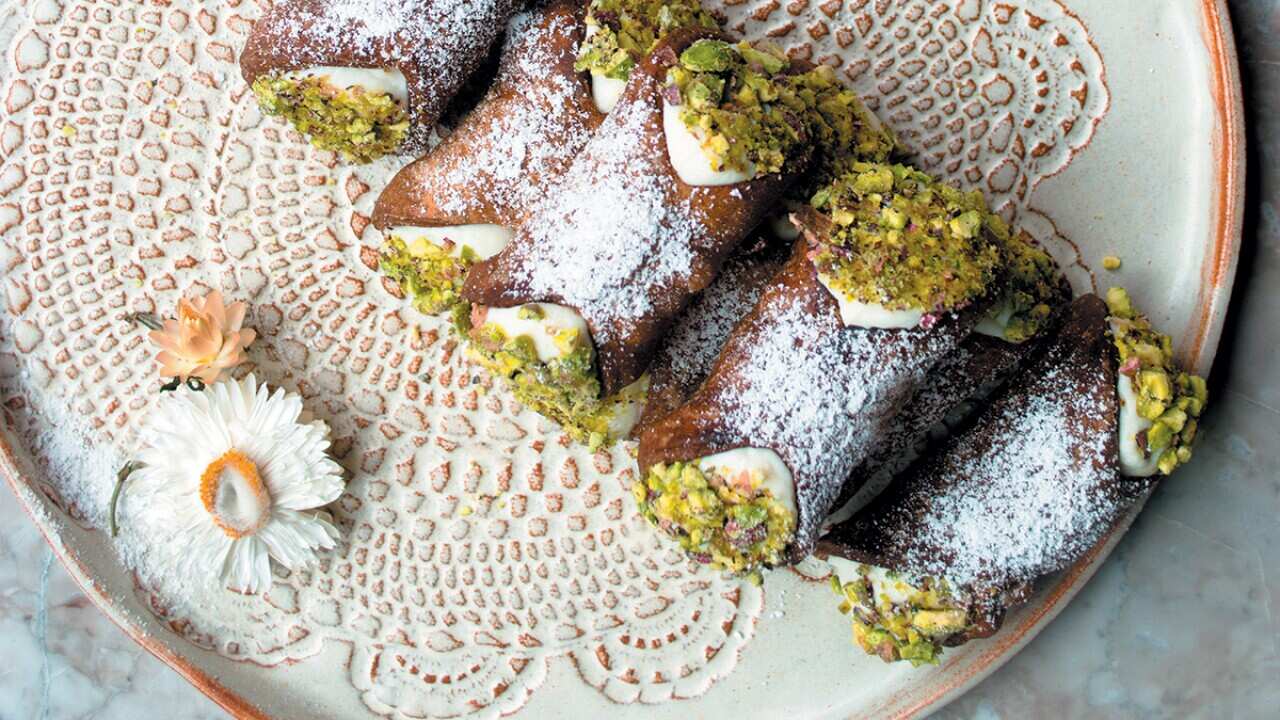 Cocoa cannoli with ricotta (cannoli al cacao con ricotta)