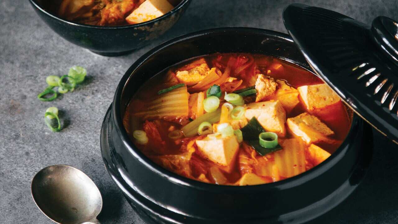 Basic kimchi stew (kimchi jjigae)