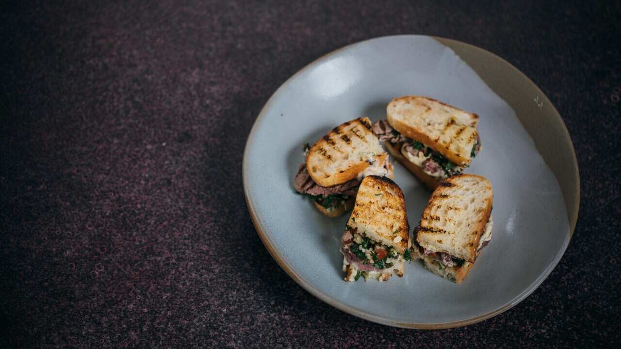 Fillet steak sandwich using steak, tabouli and jar béarnaise sauce