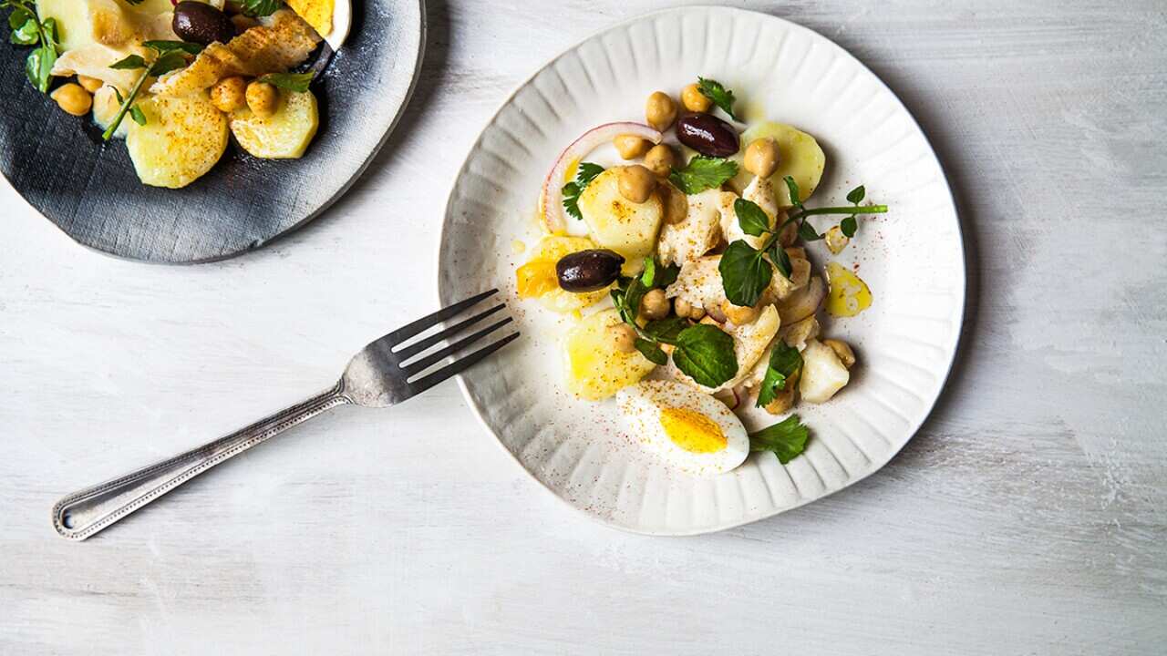 Salt cod, chickpea and egg salad (salad grao de bico)