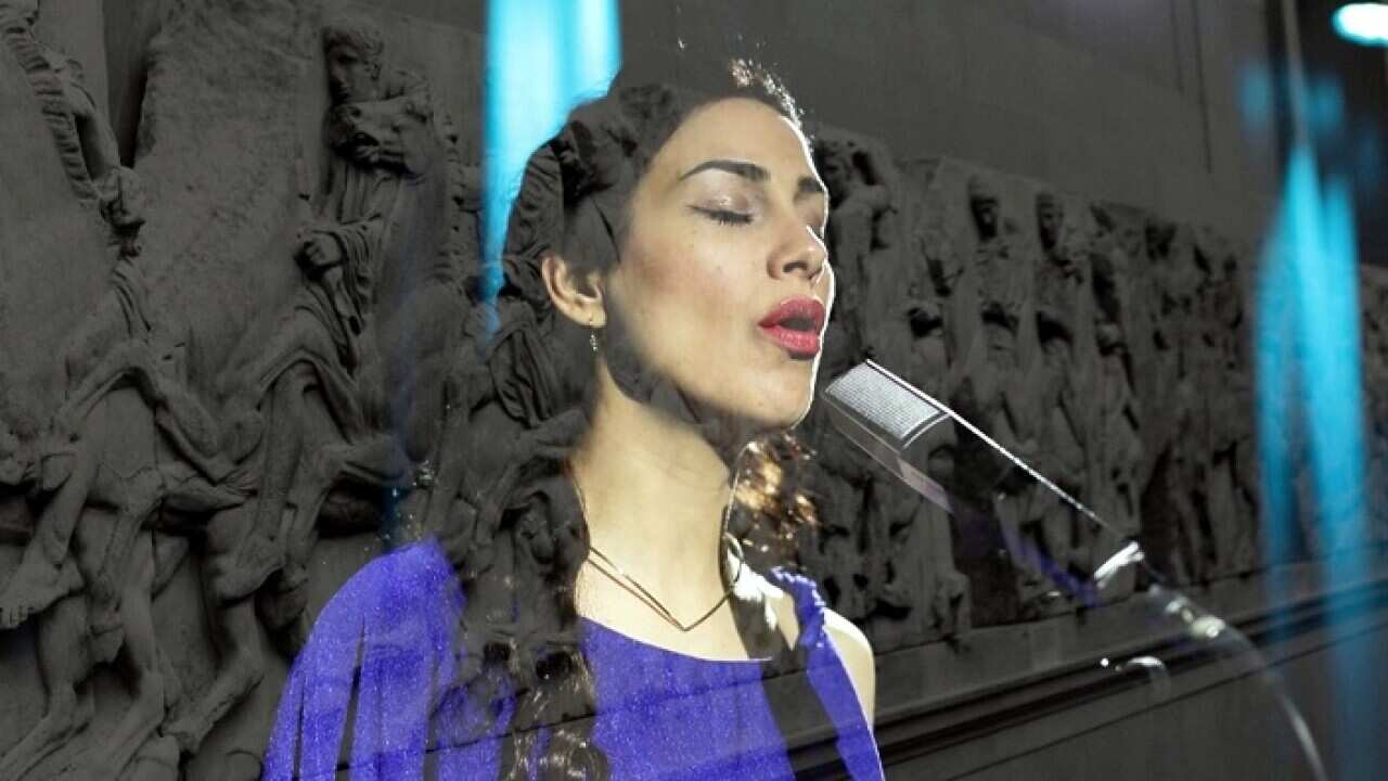 London-based singer and songwriter Hellena has a single calling on Britain to return the Parthenon Marbles to Athens. 