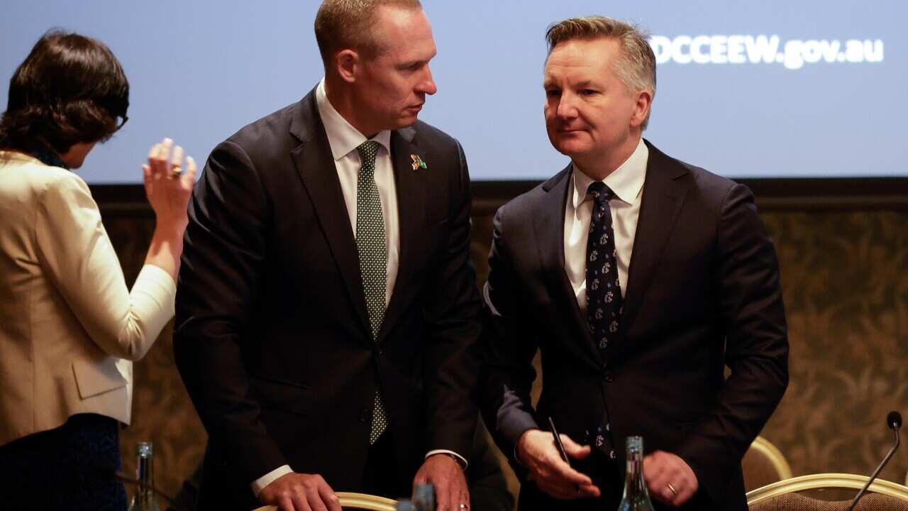 Federal Energy Minister Chris Bowen (right) and Queensland Energy Minister Mick de Brenni (left).