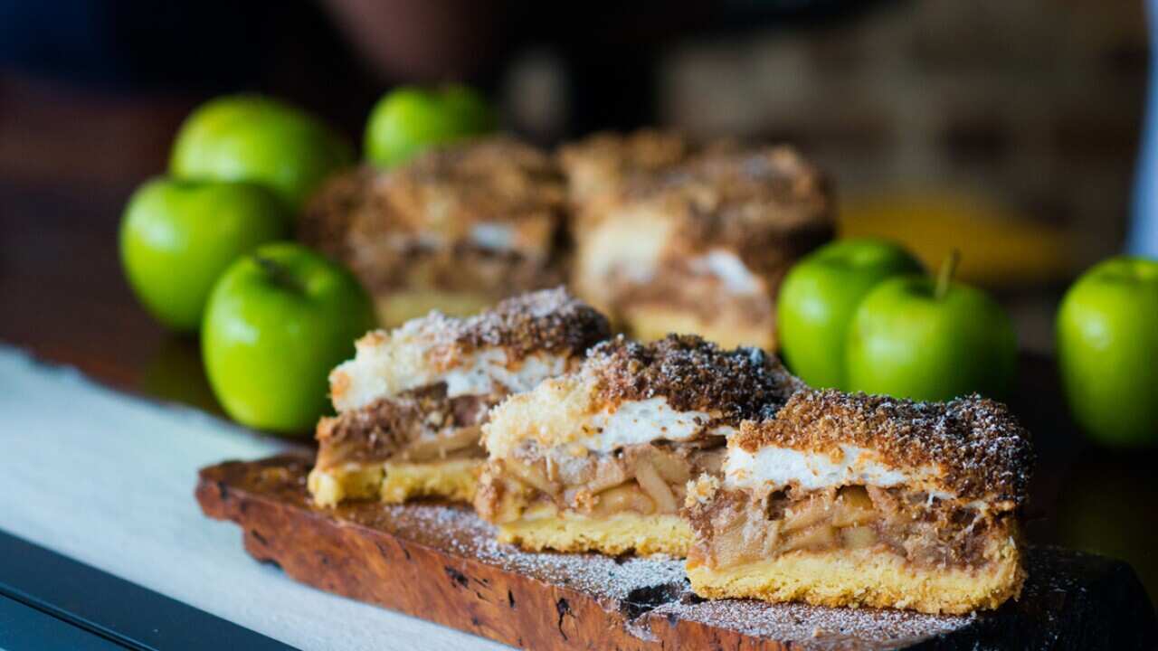 Polish apple cake