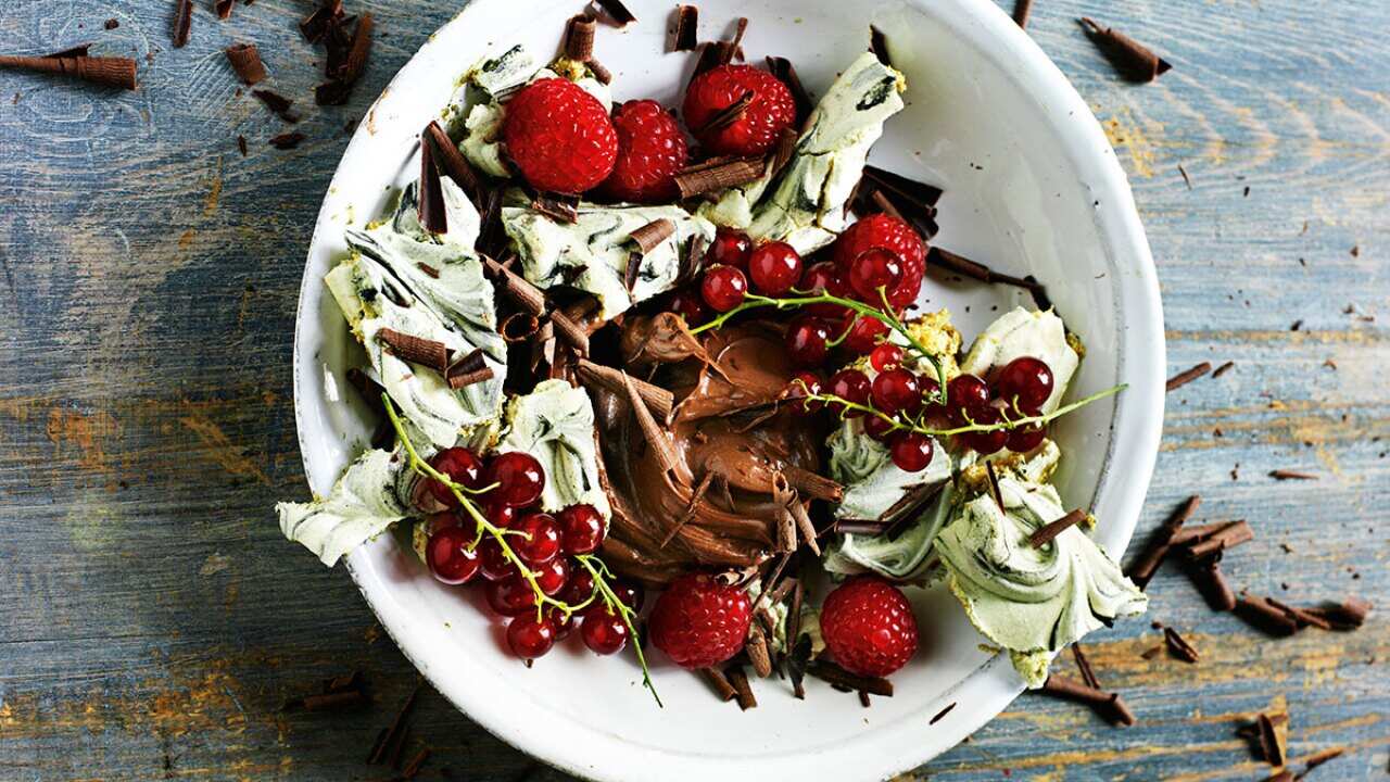 Smashed liquorice meringues with berries & chocolate cream