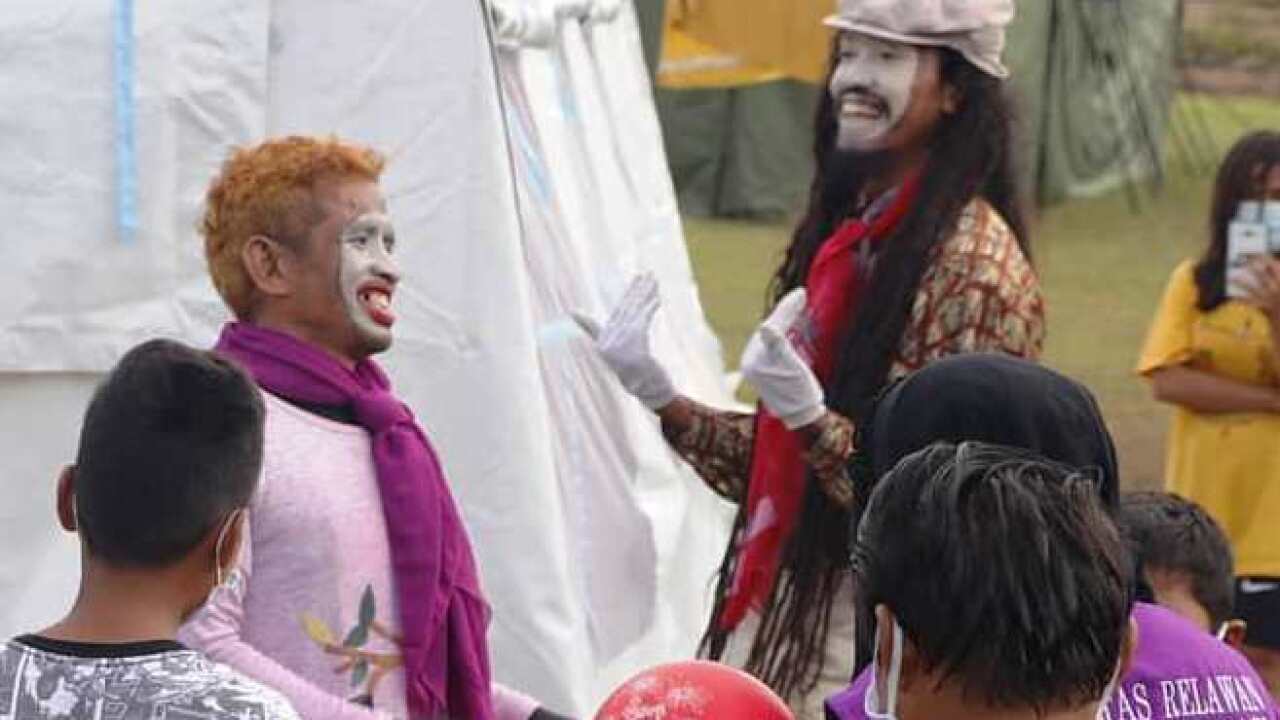 Pantomime artist at Palu, Sulawesi Barat.