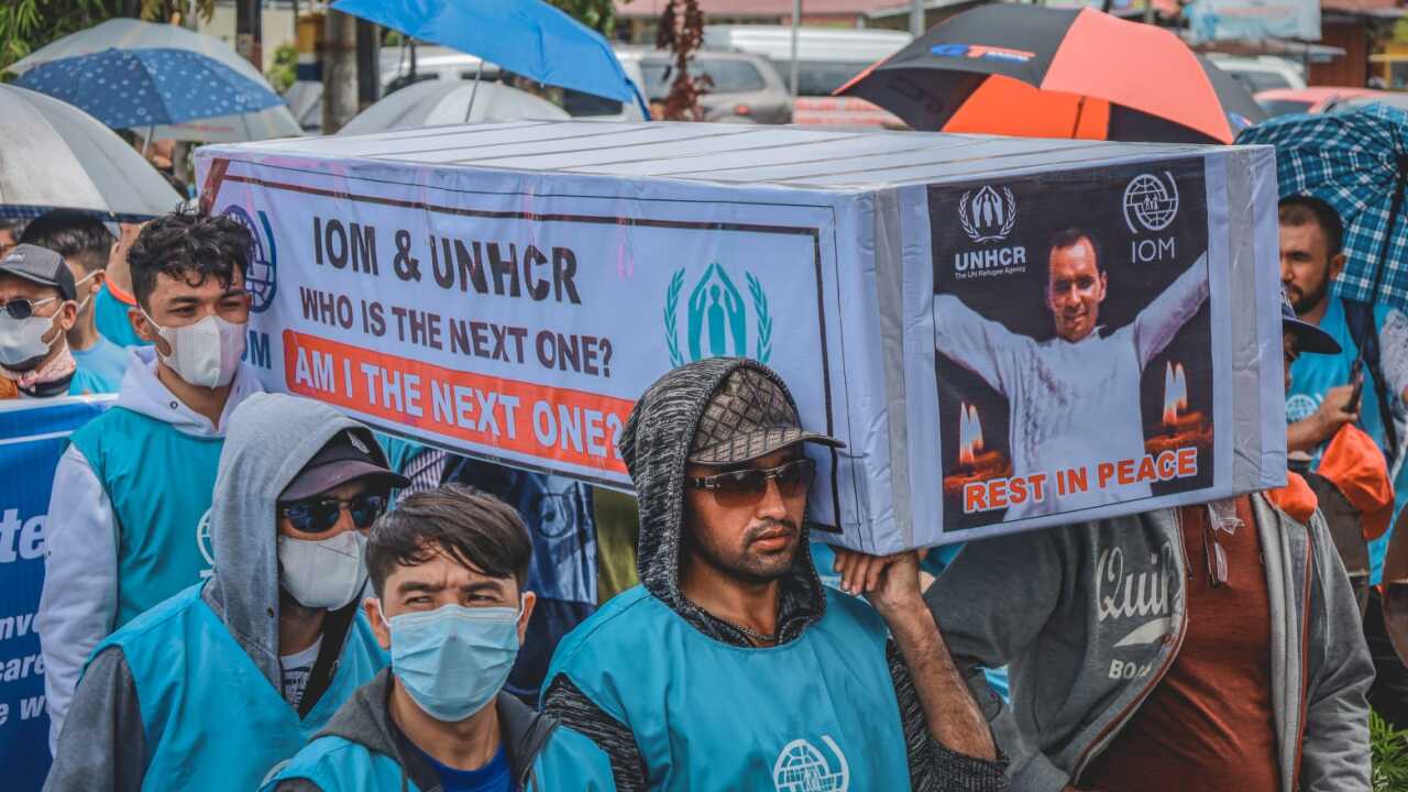 Refugees in Pekanbaru continued their protest after Sayed Nader Balkhi’s death, carrying his symbolic coffin.