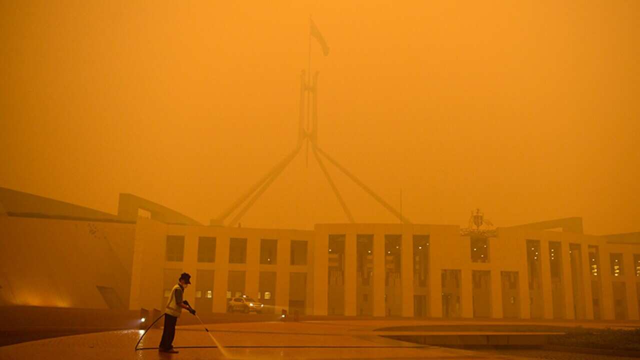 Parlamento de Australia bajo humo espeso.