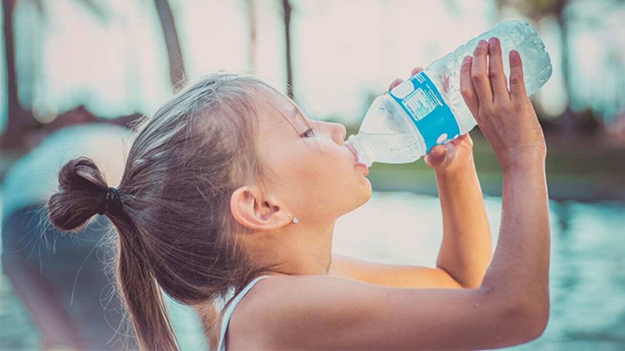 Man soll viel Wasser trinken während einer Hitzewelle