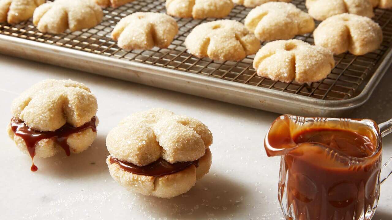 Dulce de leche flower cookies (bizcotela vestida)