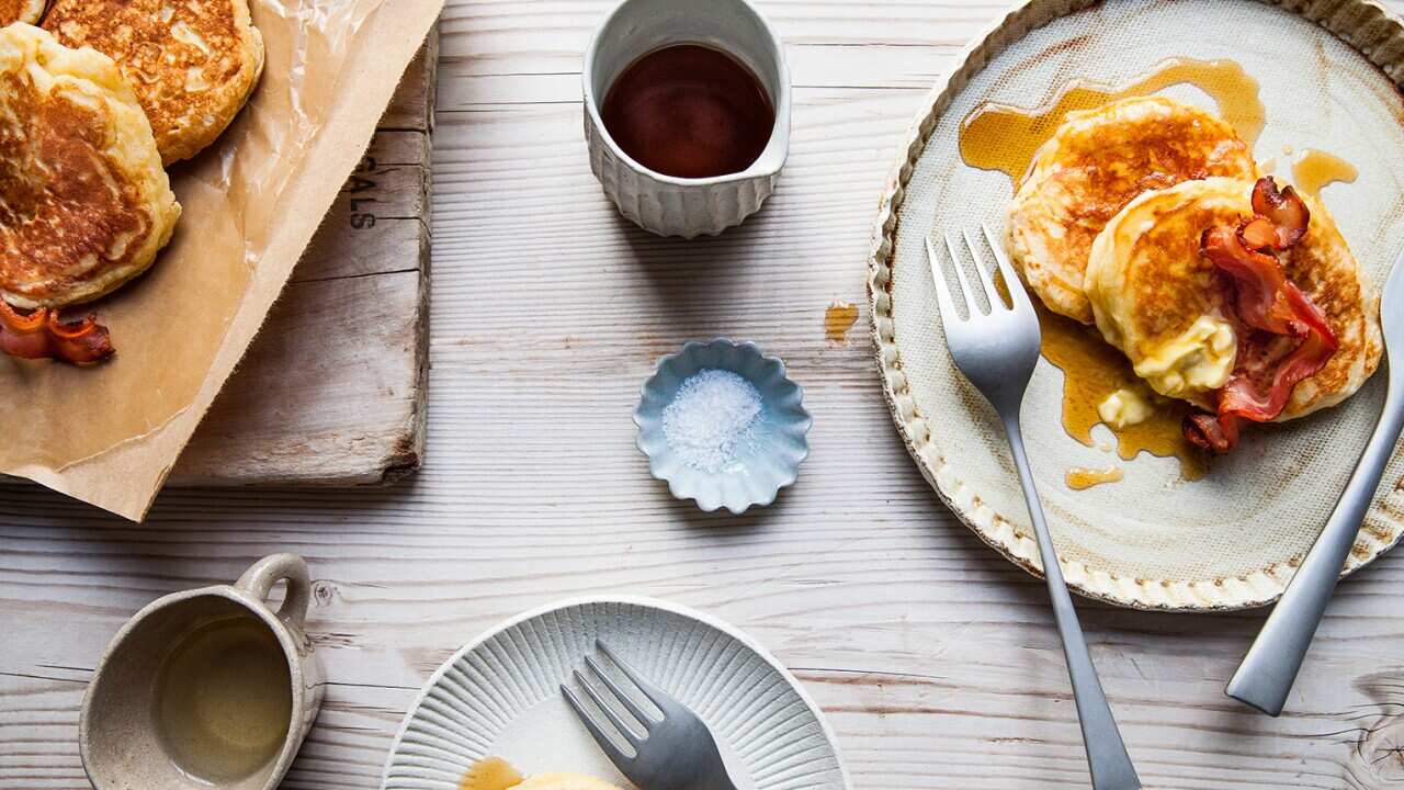 Banana hotcakes with bacon and maple syrup