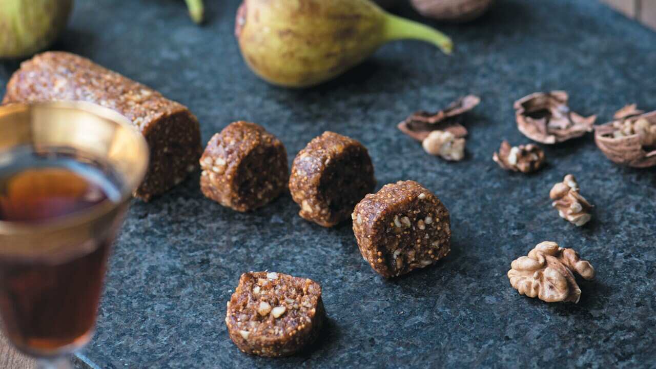 Fig and nut roll (salame di fichi)