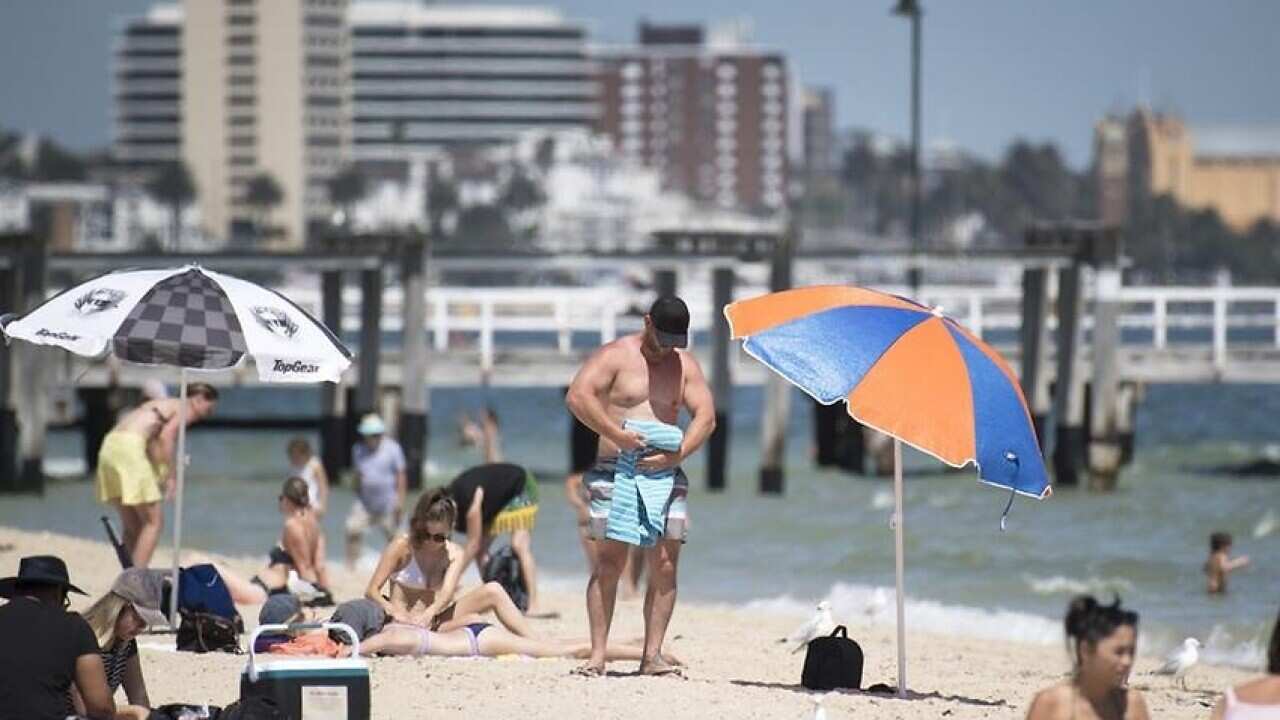 Australians are bracing for a hot weekend as a heatwave crosses SA, Victoria, NSW and Tasmania. 