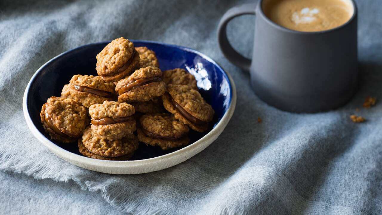 Sandwiched peanut oat cookies with dulce de leche