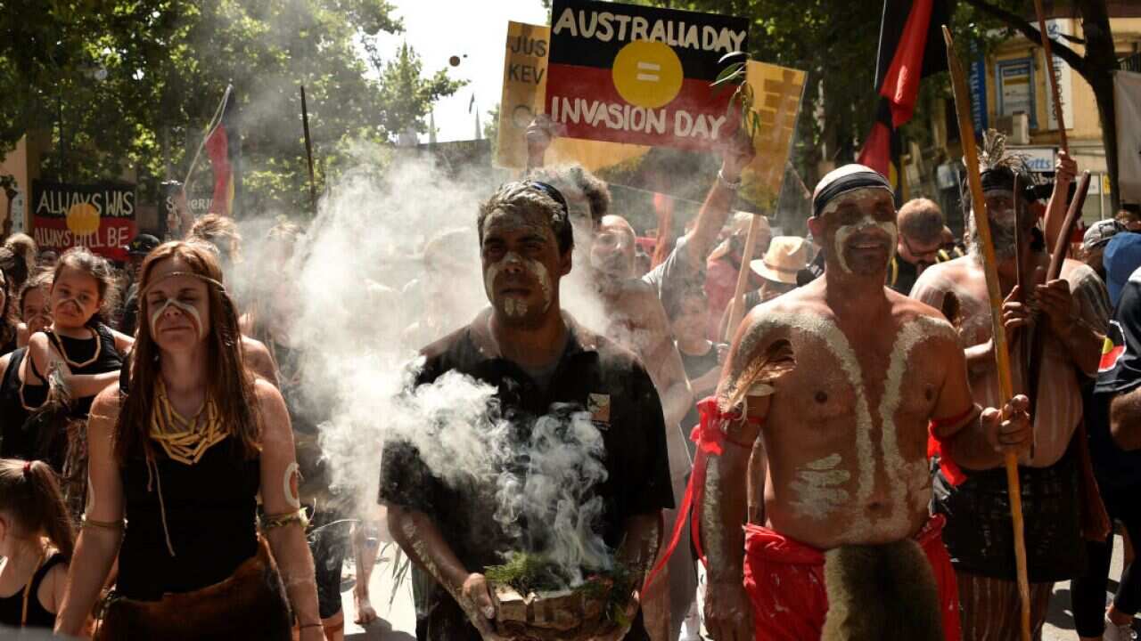 Watu washiriki katika maandamano ya "siku ya uvamizi" kwenye siku kuu ya Australia mjini Melbourne 26 January, 2018.