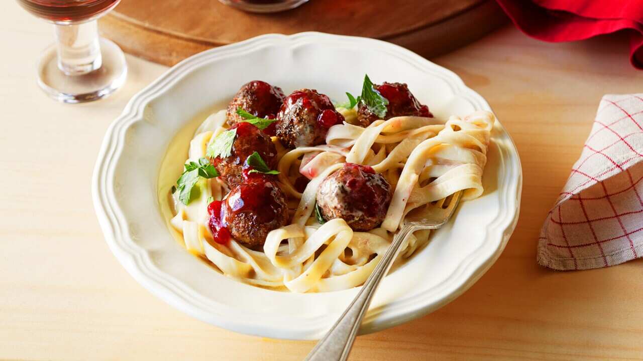 Swedish meatballs with egg noodles (kottbullar)