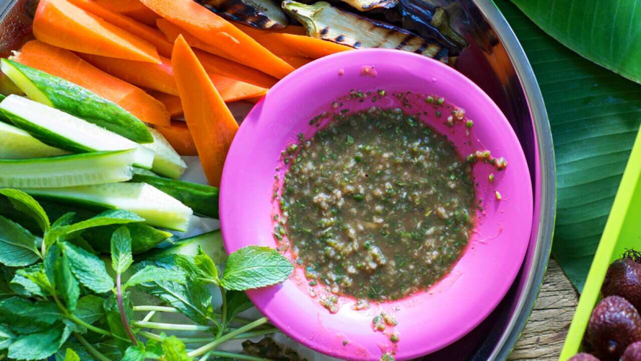 Tamarind dipping sauce & vegetables (ma kee yae tote saya)