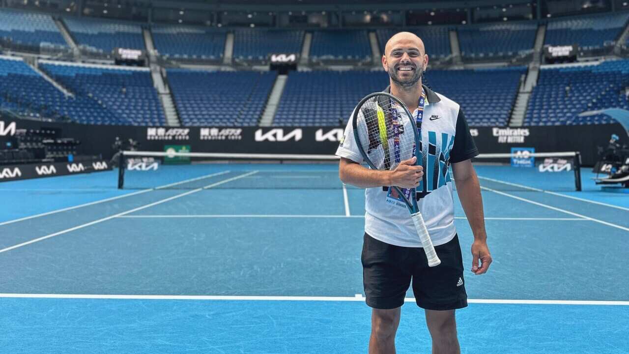 El tenista amateur chileno Nicolas Joseph, quien participa en el Abierto de Australia apoyando a tenistas en silla de ruedas. 