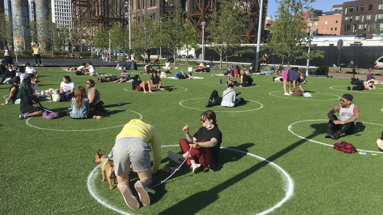 Life amidst the Coronavirus in New York City - Atmosphere at Domino Park in Williamsburg Br Photo by: STRF/STAR MAX/IPx