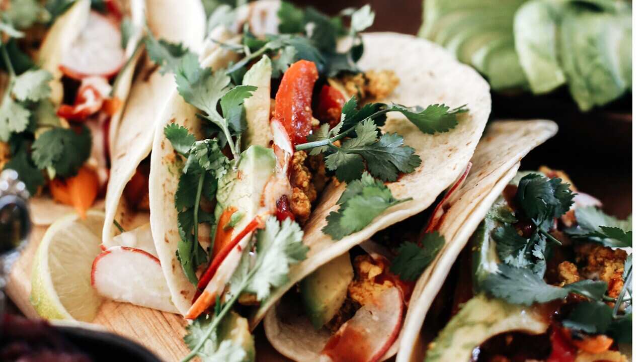 Scrambled tofu and capsicum tacos