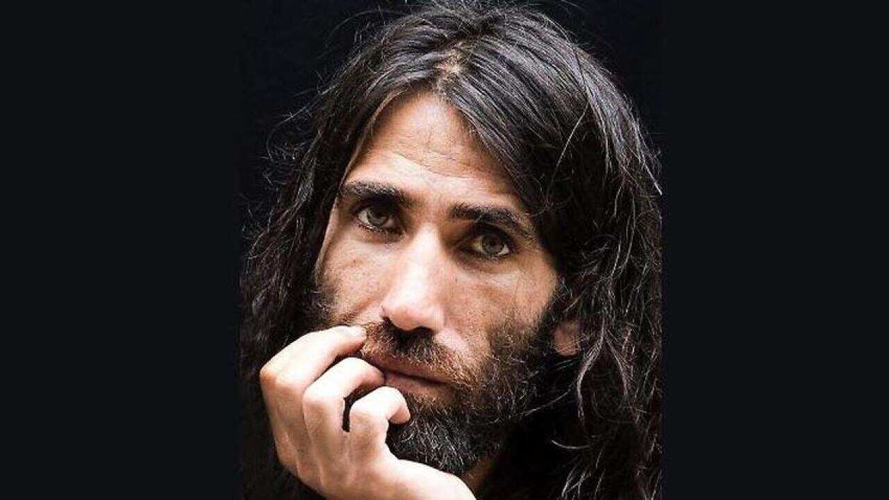 El refugiado kurdo Behrouz Boochani advierte sobre 'genocidio' en el norte de Siria