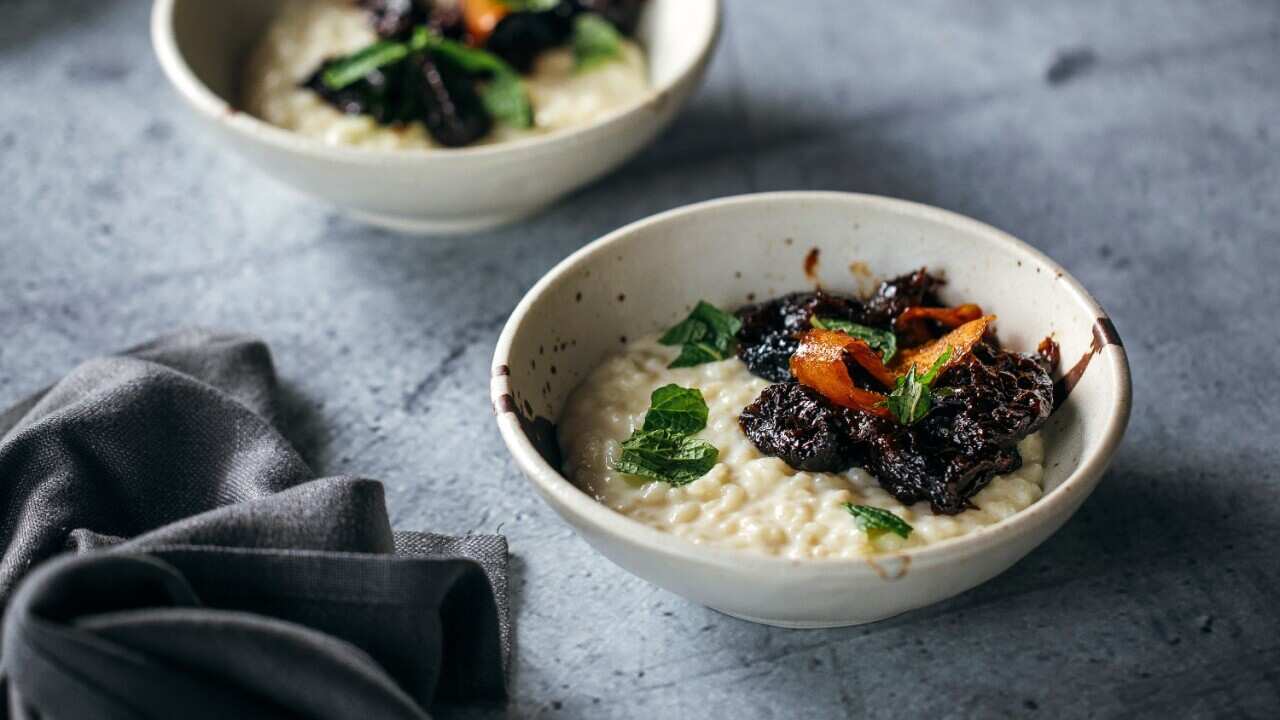 Creamed rice with stewed prunes 