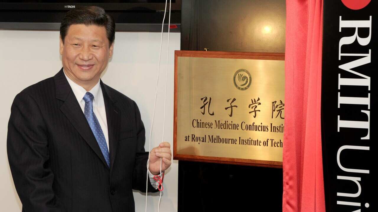 China's Vice President Xi Jinping unveils the plaque at the opening of Australia's first Chinese Medicine Confucius Institute at the RMIT University in Melbourne on June 20, 2010. 