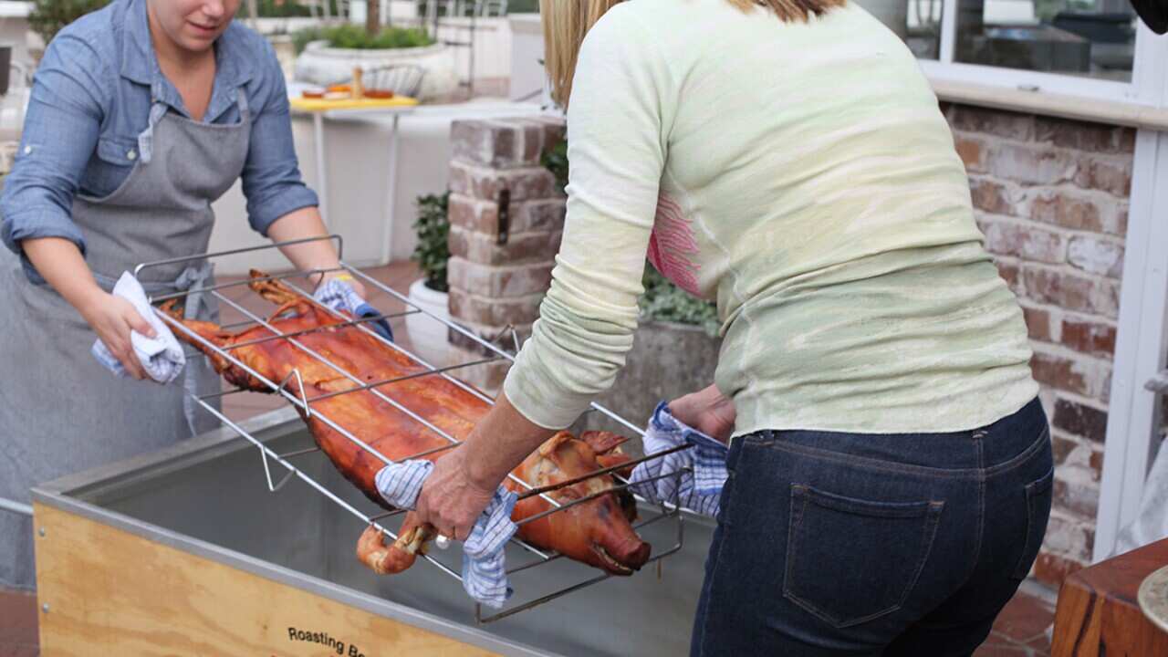 Suckling pig in the Caja China (Chinese box)