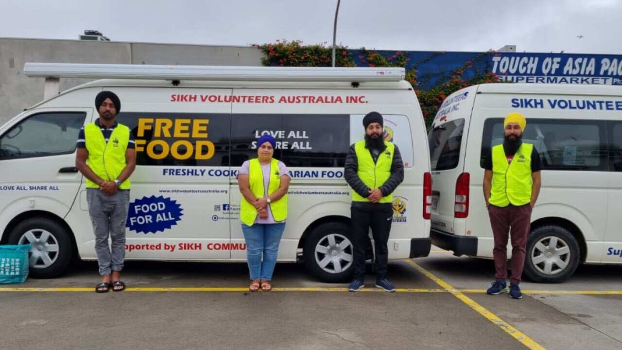 Os quatro voluntários Sikhs que viajaram 34 horas para alimentar as vítimas das cheias em NSW