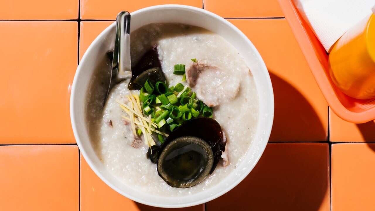 Pei dan sau yuk juk (Congee with pork and century egg)