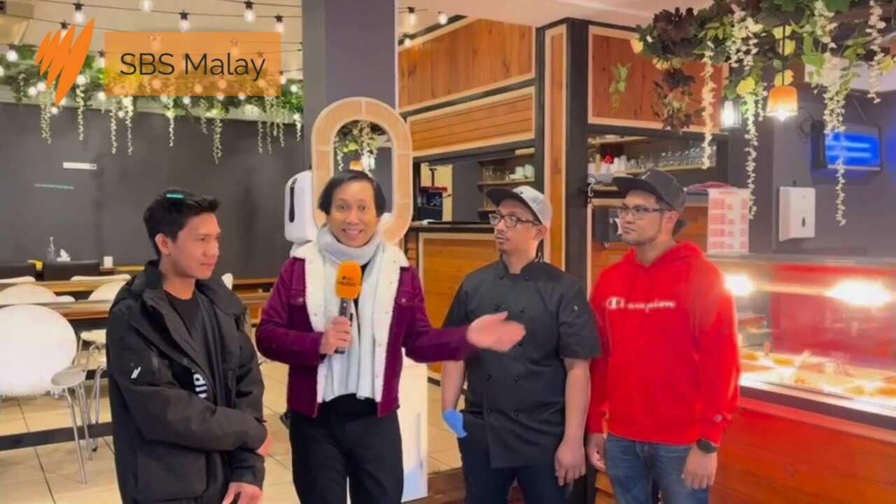 Zaini Ahmad menemubual tiga rakan pemilik restoran D'Kenyang pic.png