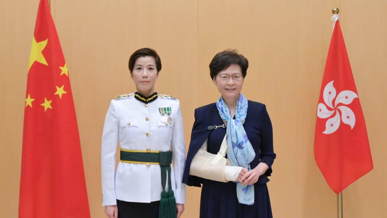 香港行政長官林鄭月娥（右）今日與新任海關關長何珮珊（左）合照。