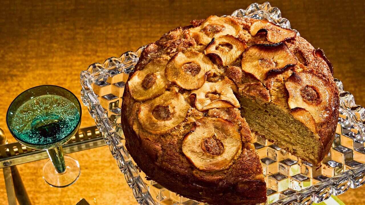 Honey-roasted apple cake