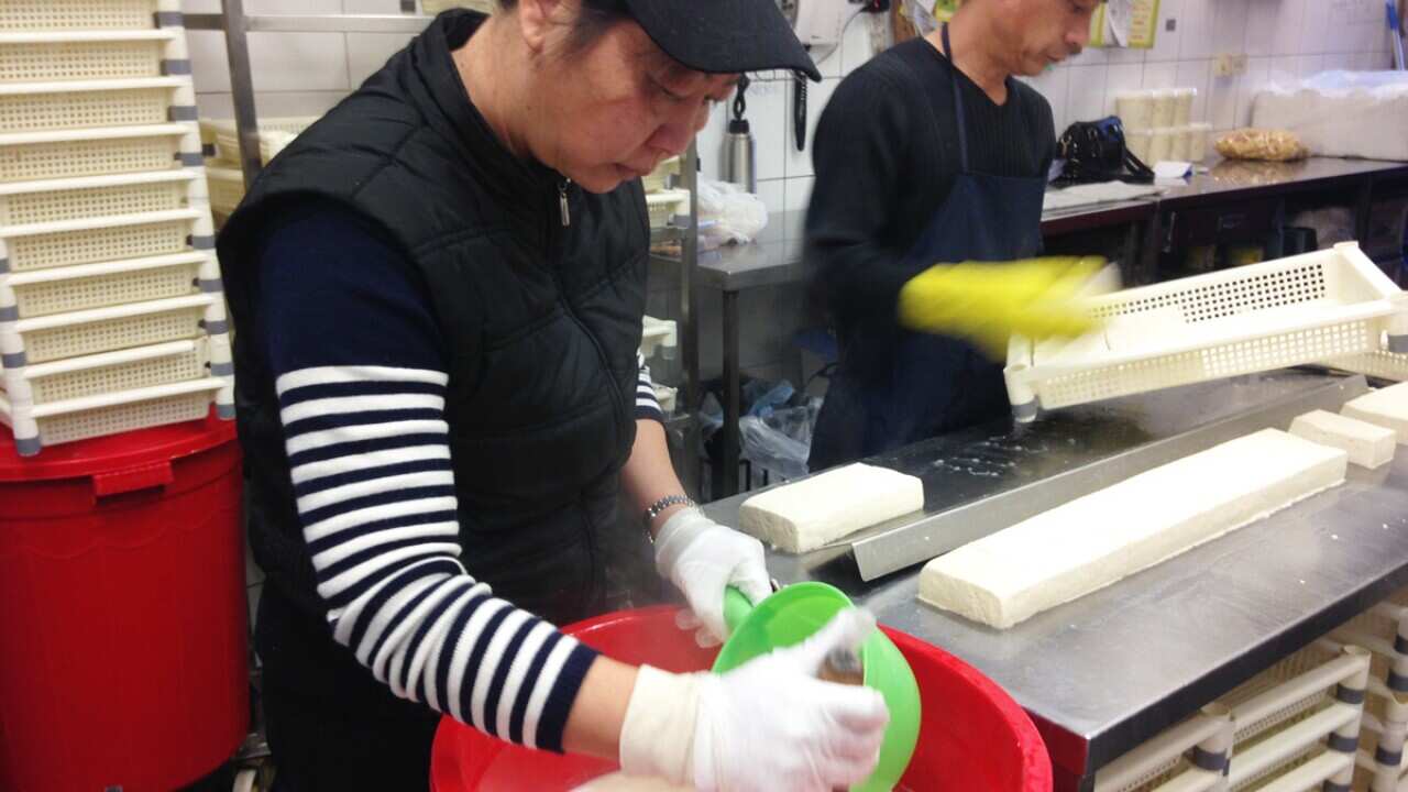 Coagulating the tofu at Như Quỳnh tofu factory in Yagoona