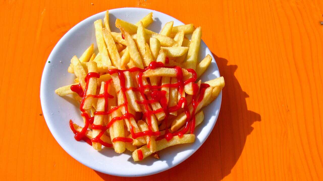 Chips with tomato sauce