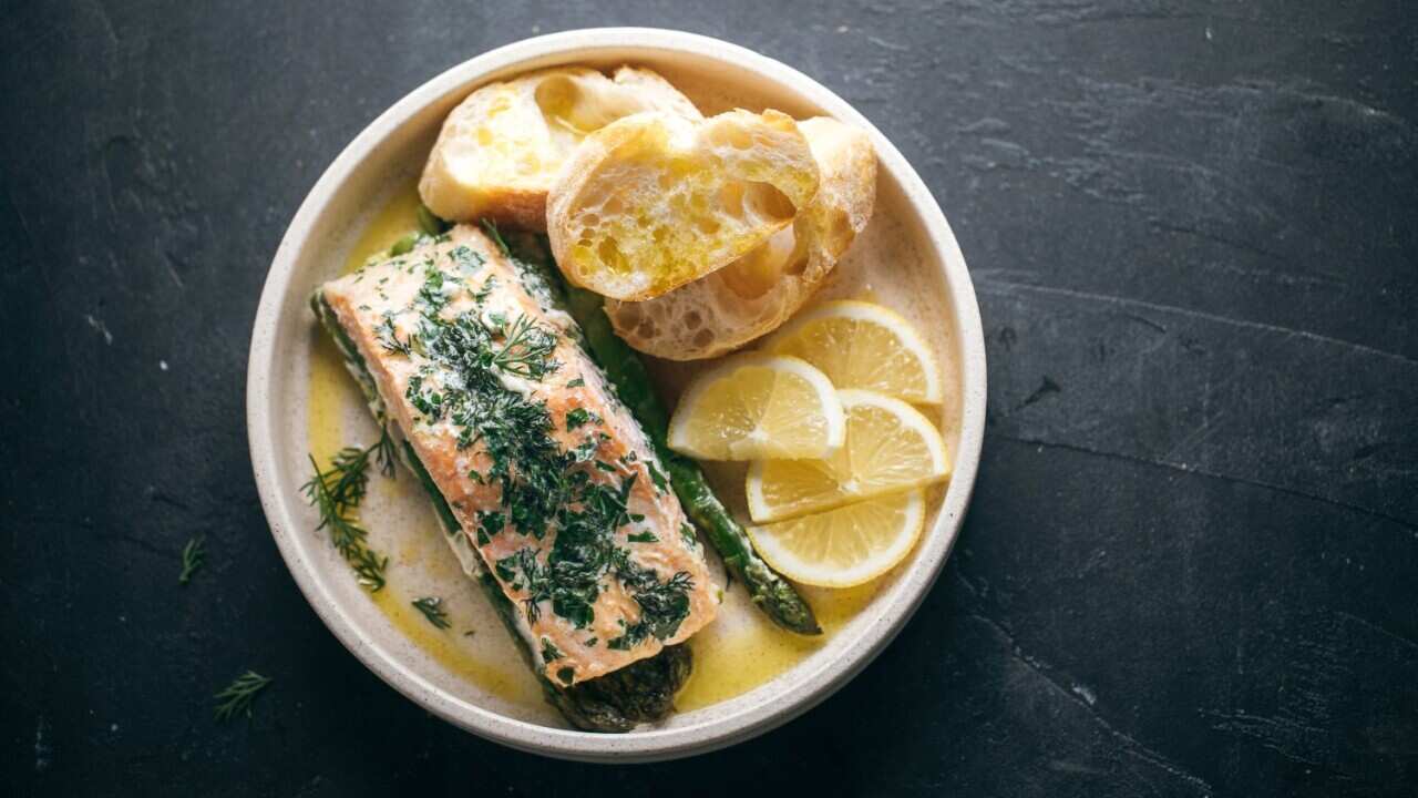 Baked salmon with lemon and butter